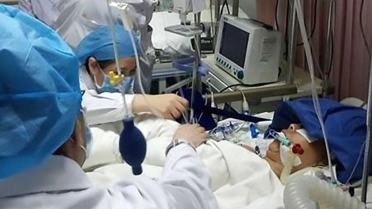 Лекарка припадна пред пациент и по-късно почина след като работила 18 часа без прекъсване (СНИМКИ)