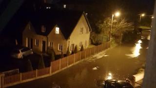Страшно е! Вижте какво причинява бурята "Елинор" във Великобритания (ВИДЕО/СНИМКИ)