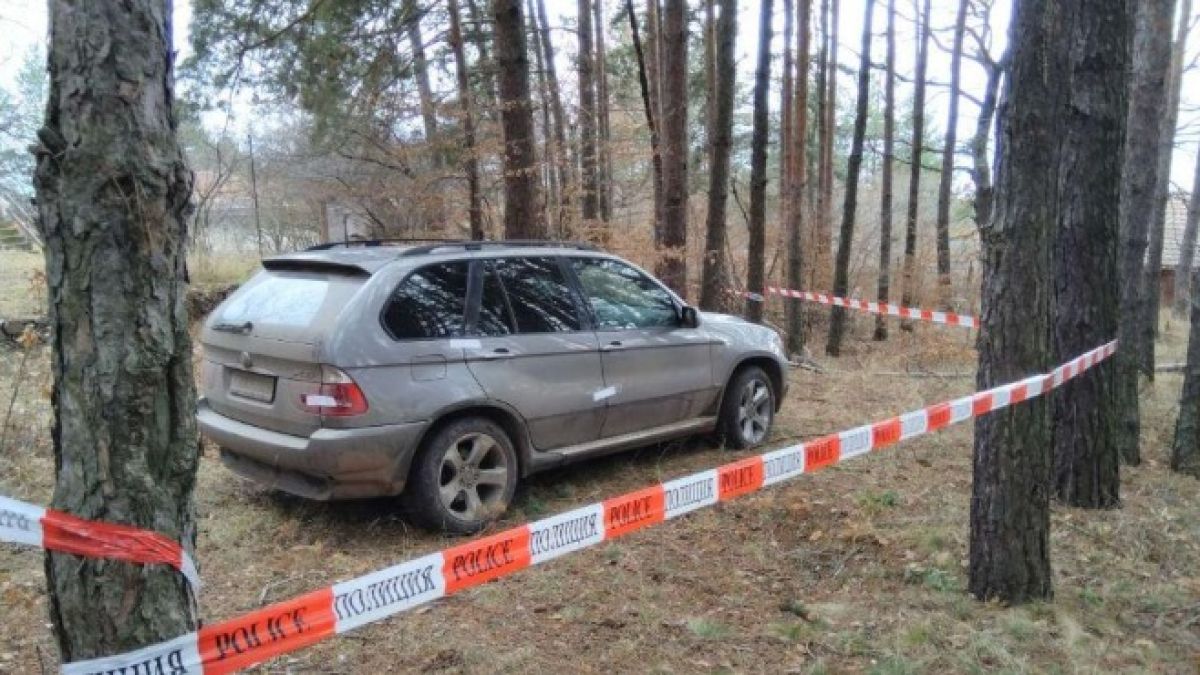 Извънредно! Ето го издирвания джип БМВ в боровата гора край Нови Искър (СНИМКИ)