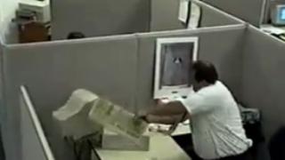Невиждан екшън! Побеснелият Иван влезе в "Социално подпомагане" в Поморие, опустоши всичко крещейки...