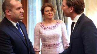 Модният експерт проф. Стойков с актуален коментар за тоалетите на Деси Радева (СНИМКИ)