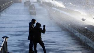 Като във филм на ужасите! Бурята "Елинор" отвя цял влак в Швейцария