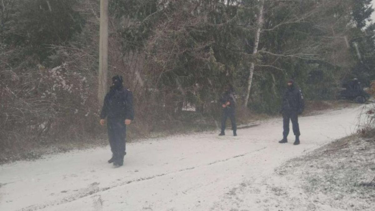 Ексклузивно в БЛИЦ: Спецакция във вилна зона край Нови Искър, жандармерия дири мъж в околностите на Луково! (СНИМКИ/КАРТА) 