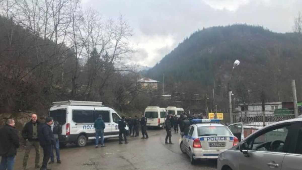 Край! Това е мъжът, когото ченгетата подозират за жестокото шесторно убийство в Нови Искър!
