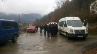 От последните минути! Обръчът се стеснява, хеликоптер кръжи над Луково, в близко село е открита странна находка