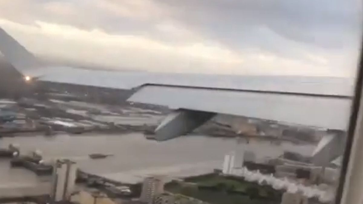 ВИДЕО: Какво се случва в самолет на British Airways заради урагана Елинор (ВИДЕО)