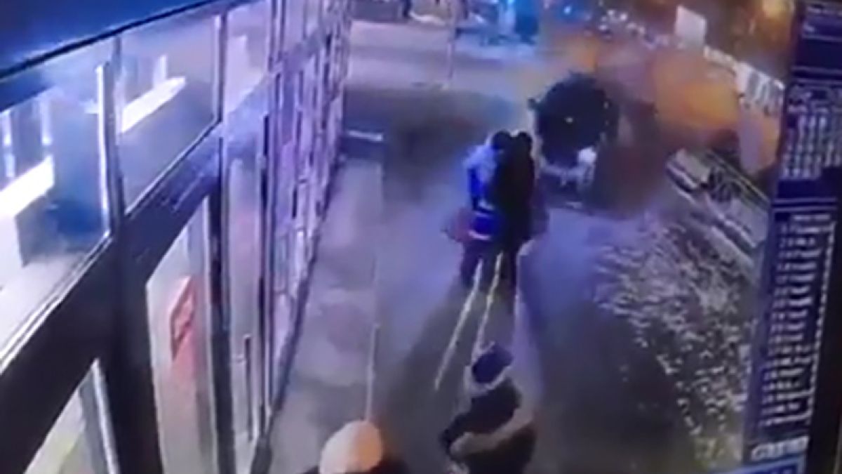 Вижте как две жени и дете избегнаха смъртта по чудо! (ВИДЕО)