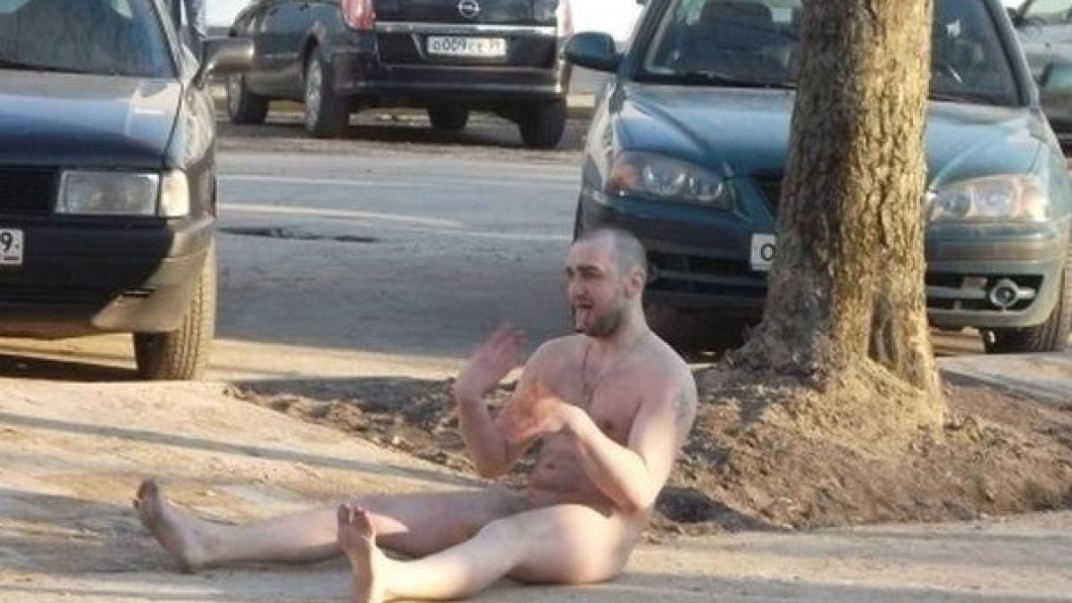  Чисто гол подпийнал мъжага спретна истинско шоу на пилона пред общината в Якимово