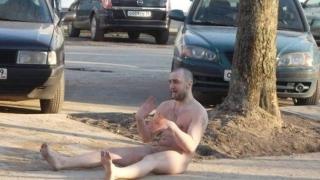  Чисто гол подпийнал мъжага спретна истинско шоу на пилона пред общината в Якимово