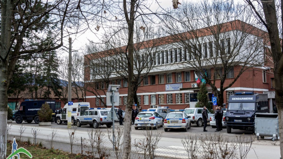 В Ботевград почерня от полиция и жандармерия заради Горския човек (СНИМКИ)