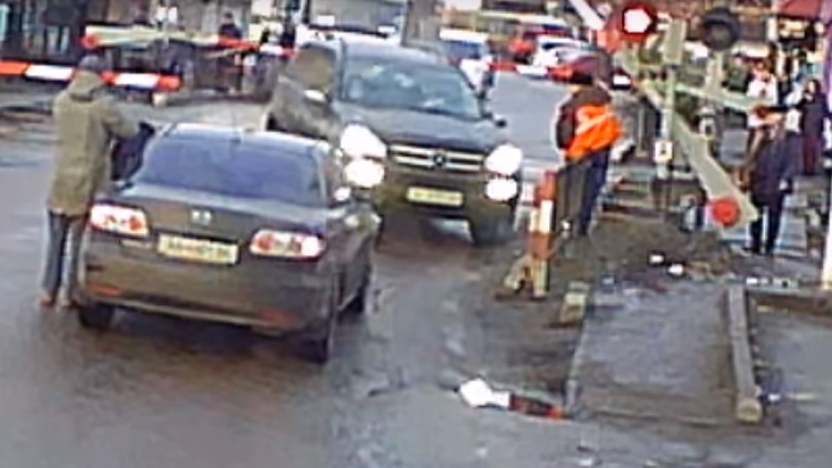 Идиот с джип Мерцедес за малко да загине от наглост и глупост (ВИДЕО)