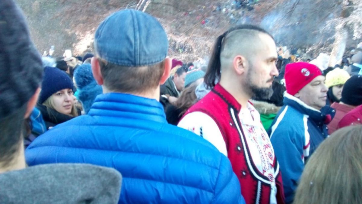 Бой на мъжкото хоро в Калофер (СНИМКИ)