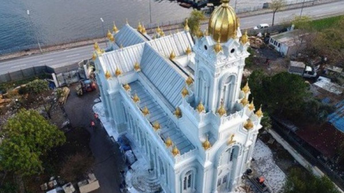Красотата на желязната църква "Св. Стефан" в Истанбул, събрана в няколко СНИМКИ