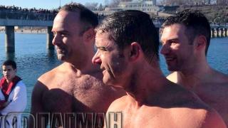 Американски военни аташета с вид на морски тюлени влязоха в битка за Кръста в Бургас (ВИДЕО)