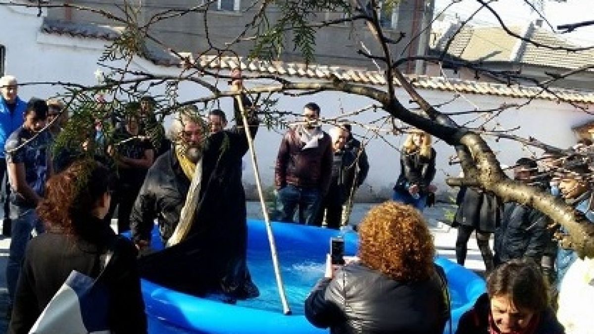 Пълна пародия! Поп върна мераклиите за Кръста да си донесат кръщелното, запретна расото и сам се хвърли за Светото Разпятие