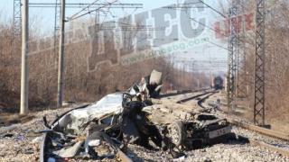 Страховити СНИМКИ показват какво остана от колата, пометена на жп прелез в Лесичери