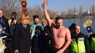Студент извади кръста от езерото в столичния квартал „Дружба” и умили всички, когато призна какво ще направи с наградата 
