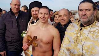 Гурбетчията Николай пропътува хиляди километри до родното Поморие, за да се хвърли в ледените води на Богоявление и ето какво се случи (СНИМКИ/ВИДЕО)