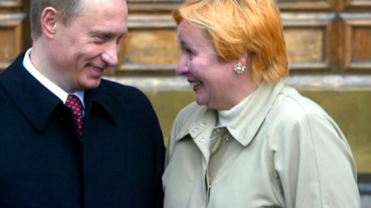 Людмила, бившата на Путин, става днес на 60 години, живее с 22 години по-млад (ВИДЕО)