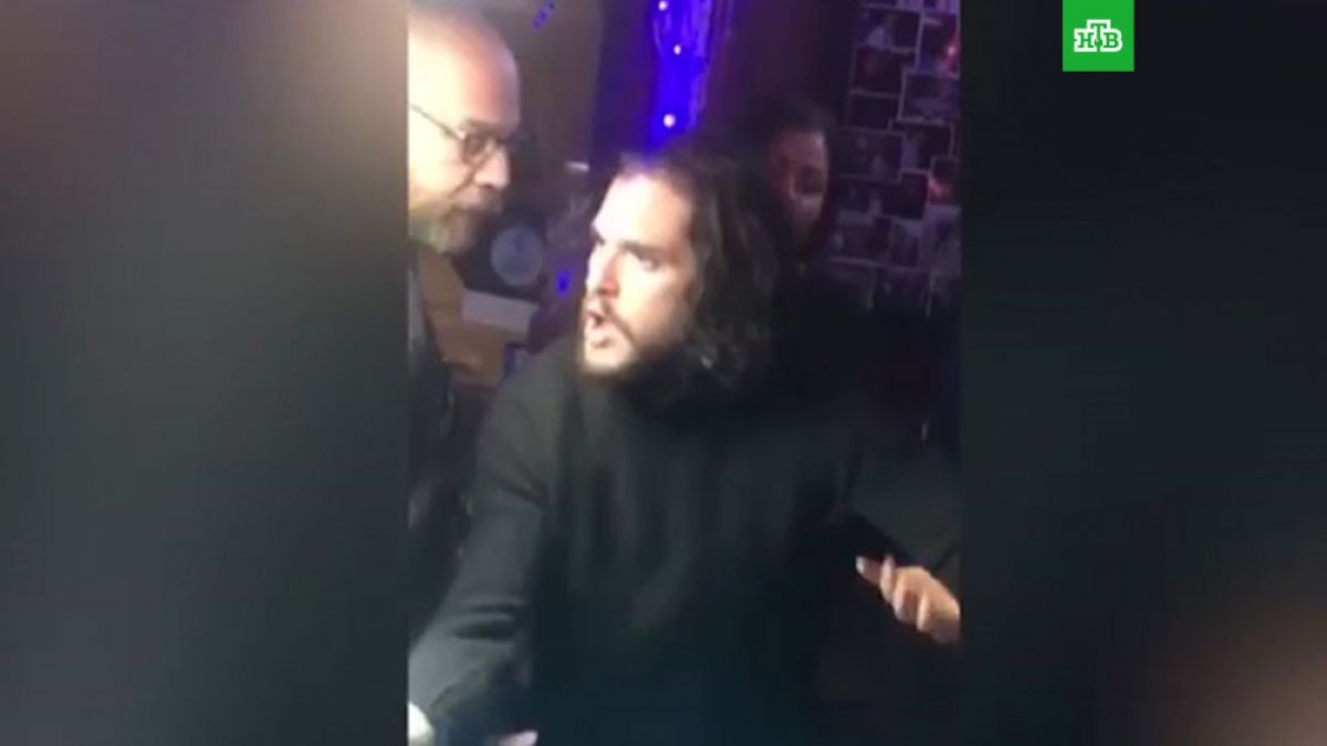 Джон Сноу се напи като кирка и го изхвърлиха от бар (ВИДЕО)