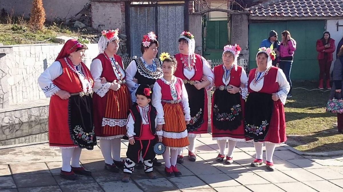 Уникално в БЛИЦ TV: В Карловско окъпаха с ледена вода кмета, булките и Ивановците