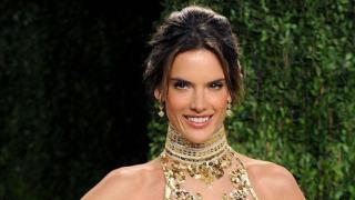Сексапилната моделка Алесандра Амброзио показа горещо тяло по плажовете на Бразилия (СНИМКИ)