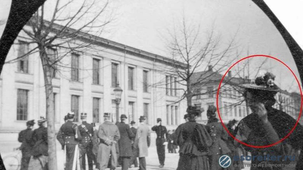 Шок! Жена разговаря по смартфон на СНИМКА от 1890 година 