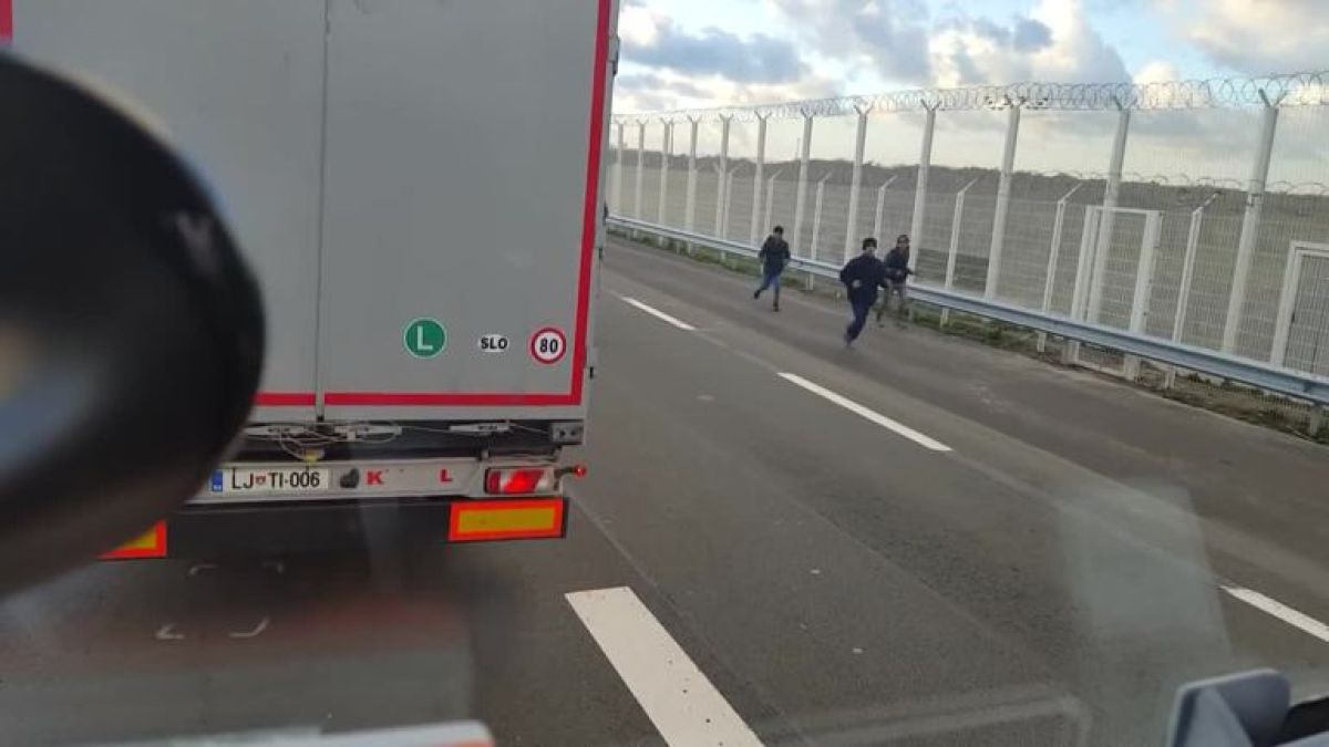 Наши митничари спряха румънски тираджия, а това, което намериха под леглото му ги втрещи