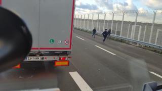 Наши митничари спряха румънски тираджия, а това, което намериха под леглото му ги втрещи