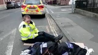 Екшън в Англия: Мъж нападна хора на централен площад и стана страшно! (СНИМКИ) 