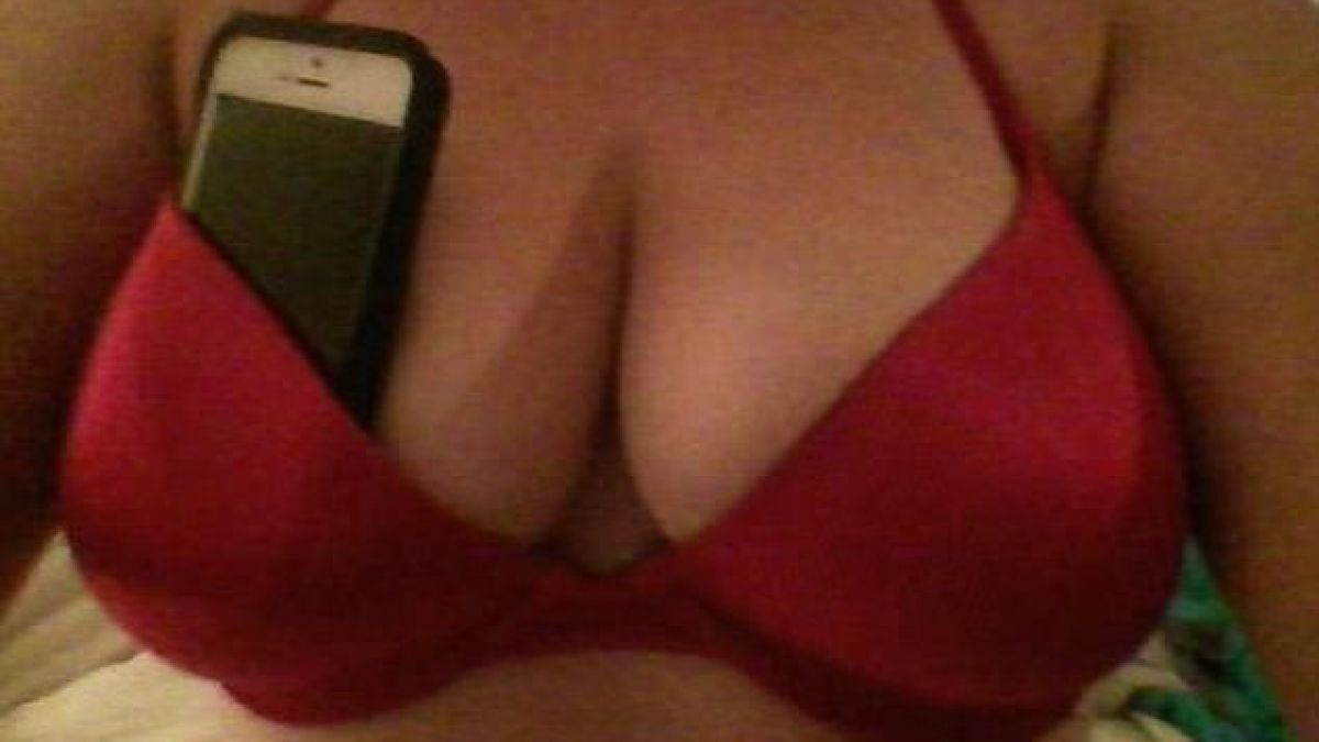 Вижте тези изумителни СНИМКИ 18+ на едрогърди красавици, които задържат различни предмети с пазвите си