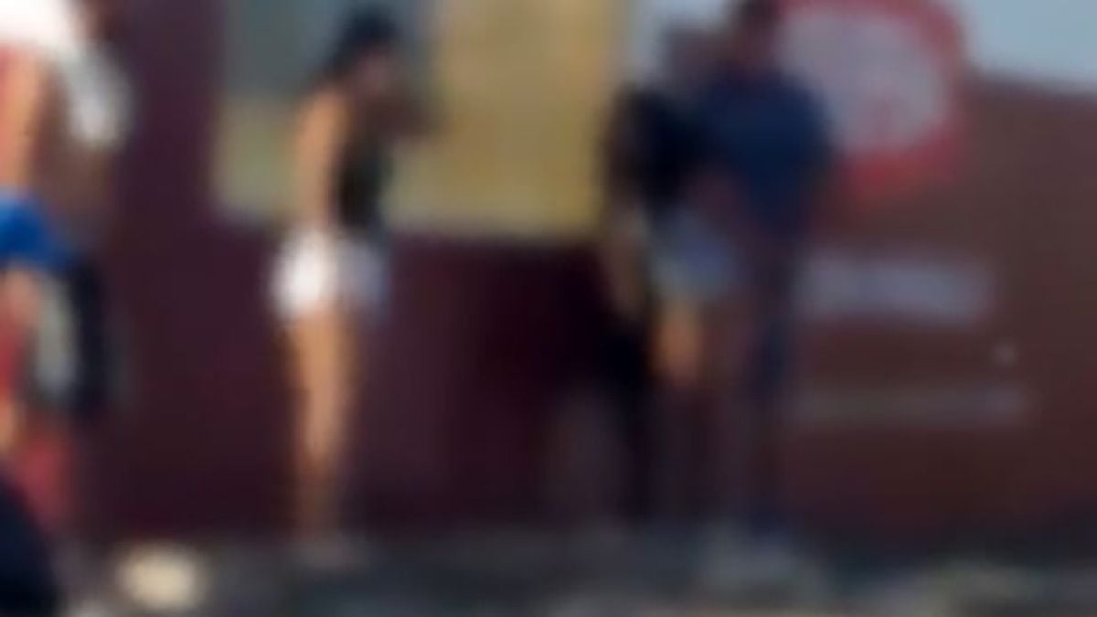Похотлива двойка прави секс до ресторант посред бял ден (СНИМКИ/ВИДЕО 18+)  