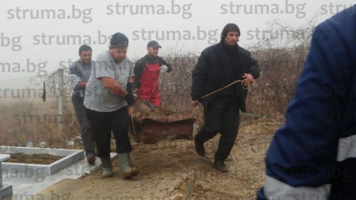 Потресаващи СНИМКИ (18+) показаха как вадят мъртвец от благоевградските гробища! Изровиха трупа на мераклията за общинар Владев заради...
