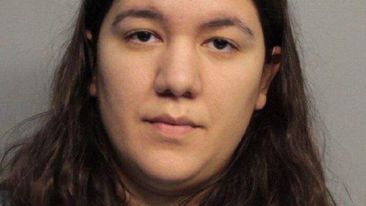 Палава учителка се отдаде на орален секс с 15-годишен ученик по класните стаи (СНИМКИ)