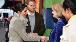 Лондончани в екстаз заради Хари и Меган (ВИДЕО)