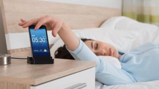 Защо Snooze бутонът на алармата на смартфоните ни дава само още 9 минути сън?