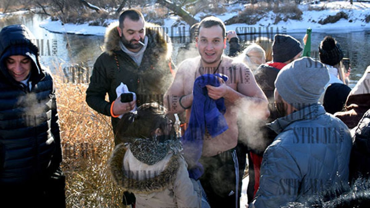 Гурбетчии пресъздадоха уникалния Богоявленски ритуал в Чикаго (СНИМКИ)