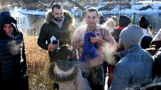 Гурбетчии пресъздадоха уникалния Богоявленски ритуал в Чикаго (СНИМКИ)