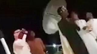 Вълна от гняв: Саудитци си изгубиха ума и спретнаха еднополова сватба край ... Мека! Ето какво им се случи (ВИДЕО)