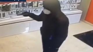 Най-жалкият крадец в света: Ще повярвате ли от какво се уплаши този маскиран и въоръжен престъпник (ВИДЕО)