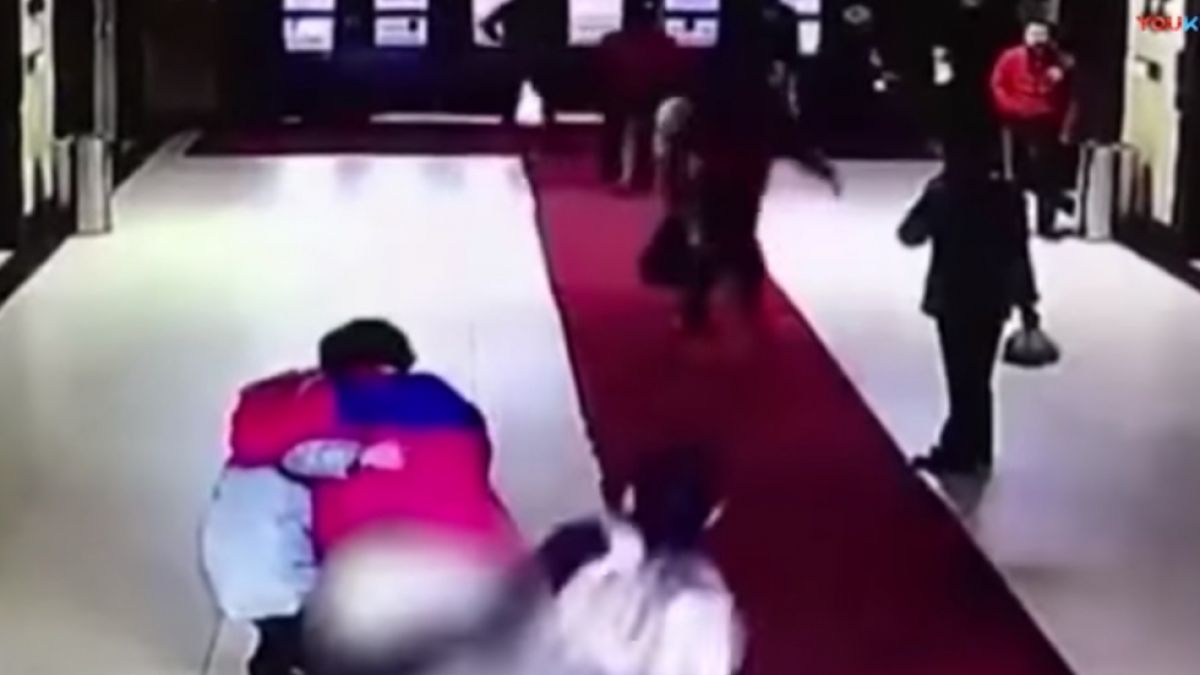  Бременна роди във фоайе на болница, дори не успя да си смъкне гащите (ВИДЕО)