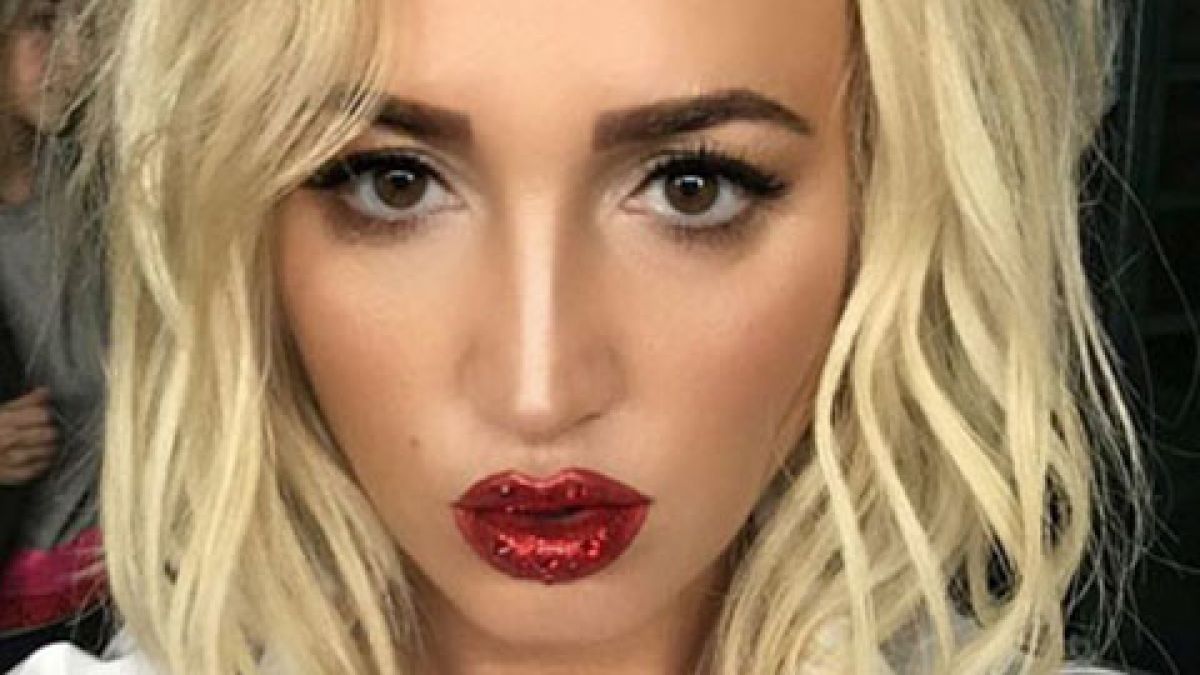 Олга Бузова втрещи феновете си с това полуголо ВИДЕО 