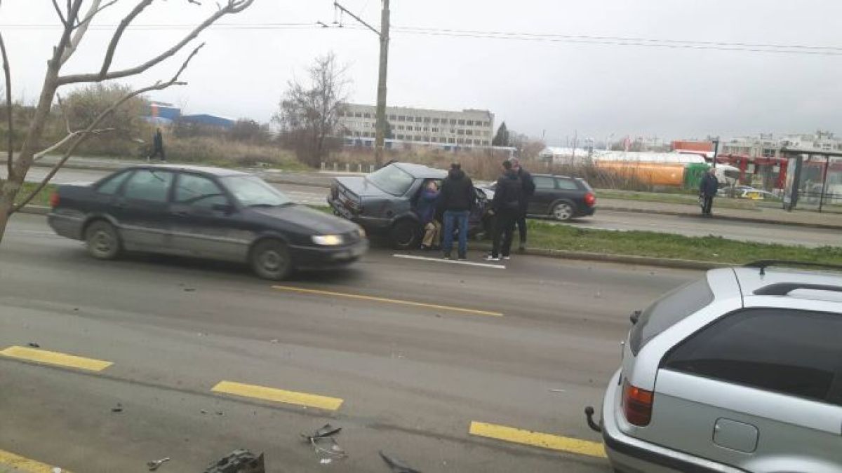 Първо в БЛИЦ: Тежка тройна катастрофа във Варна! (СНИМКИ)