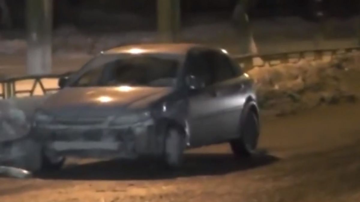 Идиоти решиха да правят тройка в движещ се автомобил и ето каква катастрофа направиха (ВИДЕО)