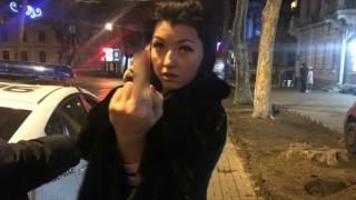 Общинарка фучи пияна със 120 км/час през кръстовище на червено, налита на полицаите с псувни (ВИДЕО)