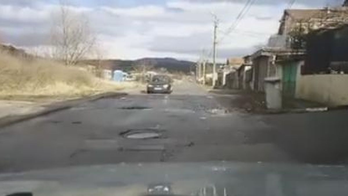 Това ВИДЕО от Перник може да ви счупи колата само като го гледате!