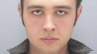 Великотърновци в ужас: Шизофреникът Роналд, който закла майка си, броди край училища