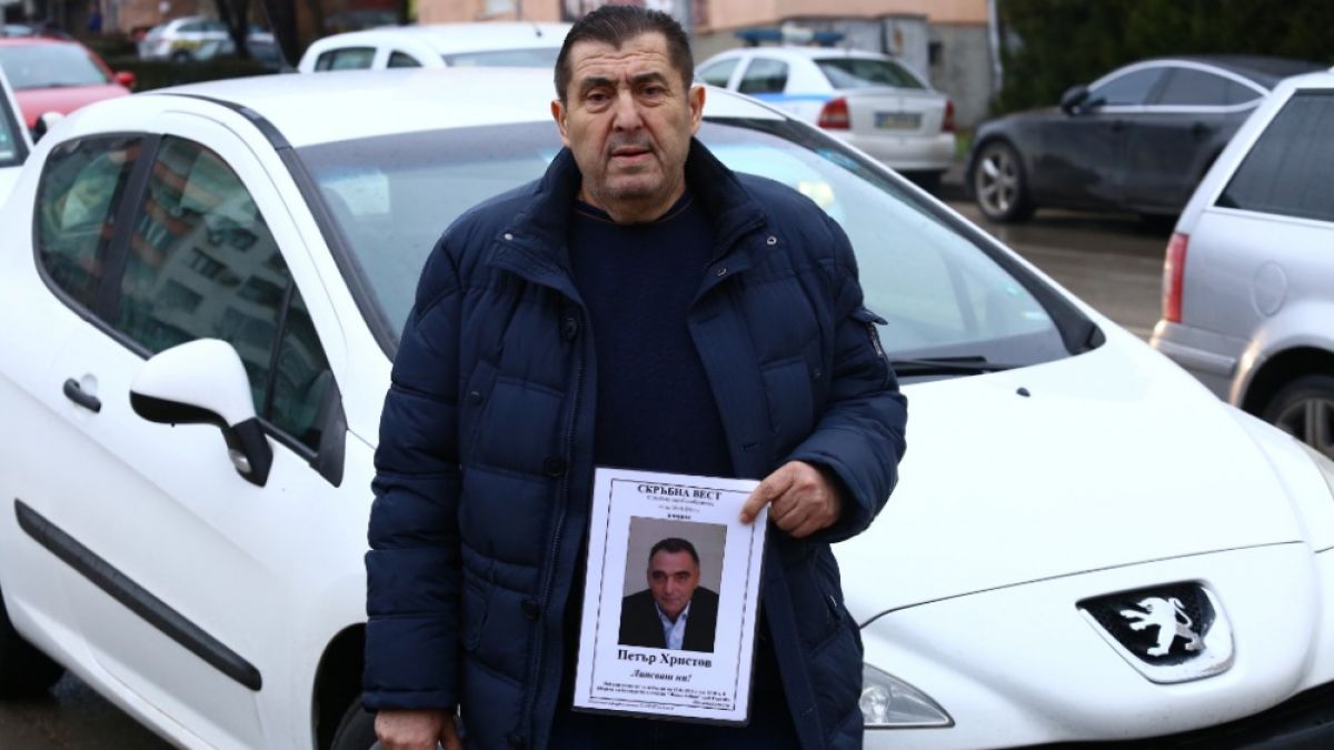 Митьо Пищова с некролог в ръка на поклонението на разстреляния бизнесмен Петър Христов (СНИМКИ)