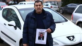 Митьо Пищова с некролог в ръка на поклонението на разстреляния бизнесмен Петър Христов (СНИМКИ)