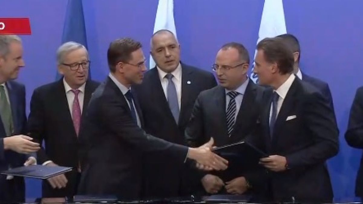 Мегаинвестиция! Над 350 милиона евро дойдоха днес в България, а Юнкер обяви, че иска да обядва шопска салата и луканка с приятеля си Бойко и показа невероятна СНИМКА (ВИДЕО)
